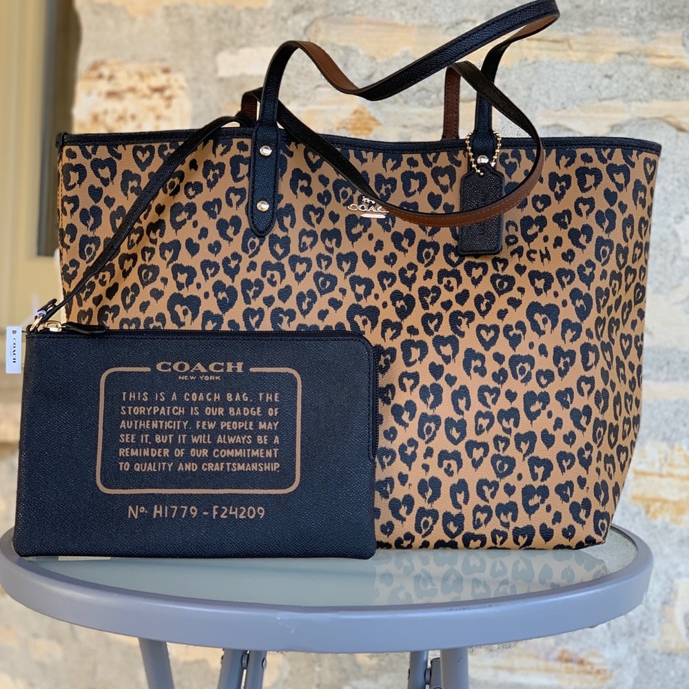 Nwt Coach wild Heart reversible Tote&wristlet - Picture 6 of 6